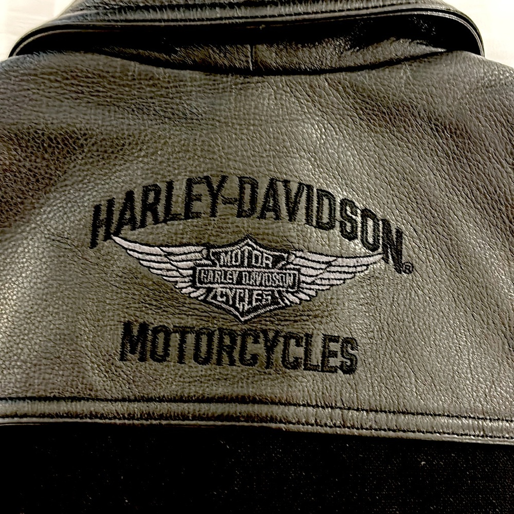 Harley Davidson women’s vest size medium. - Picture 8 of 8